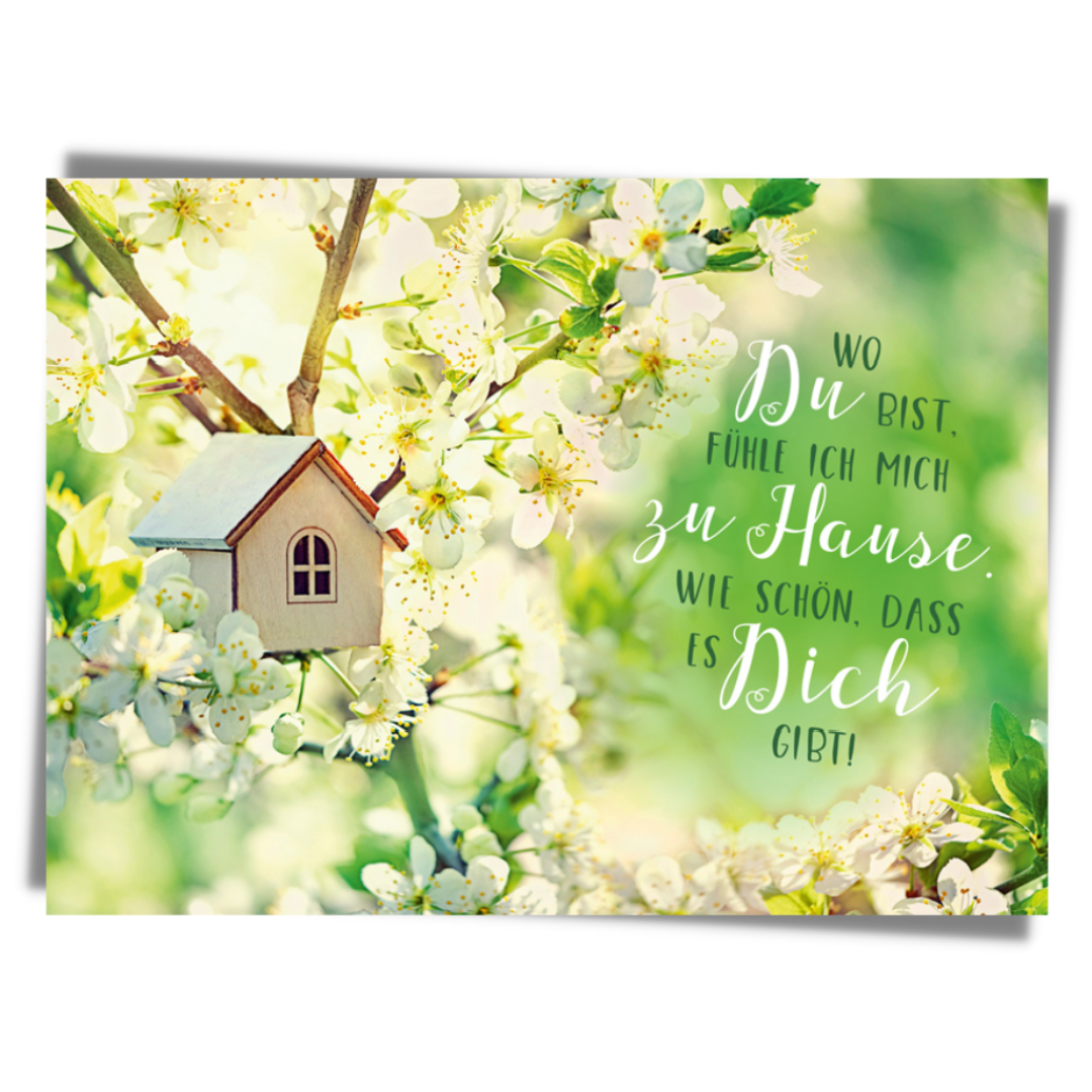 Holzhäuschen mit Frühlingsblüten